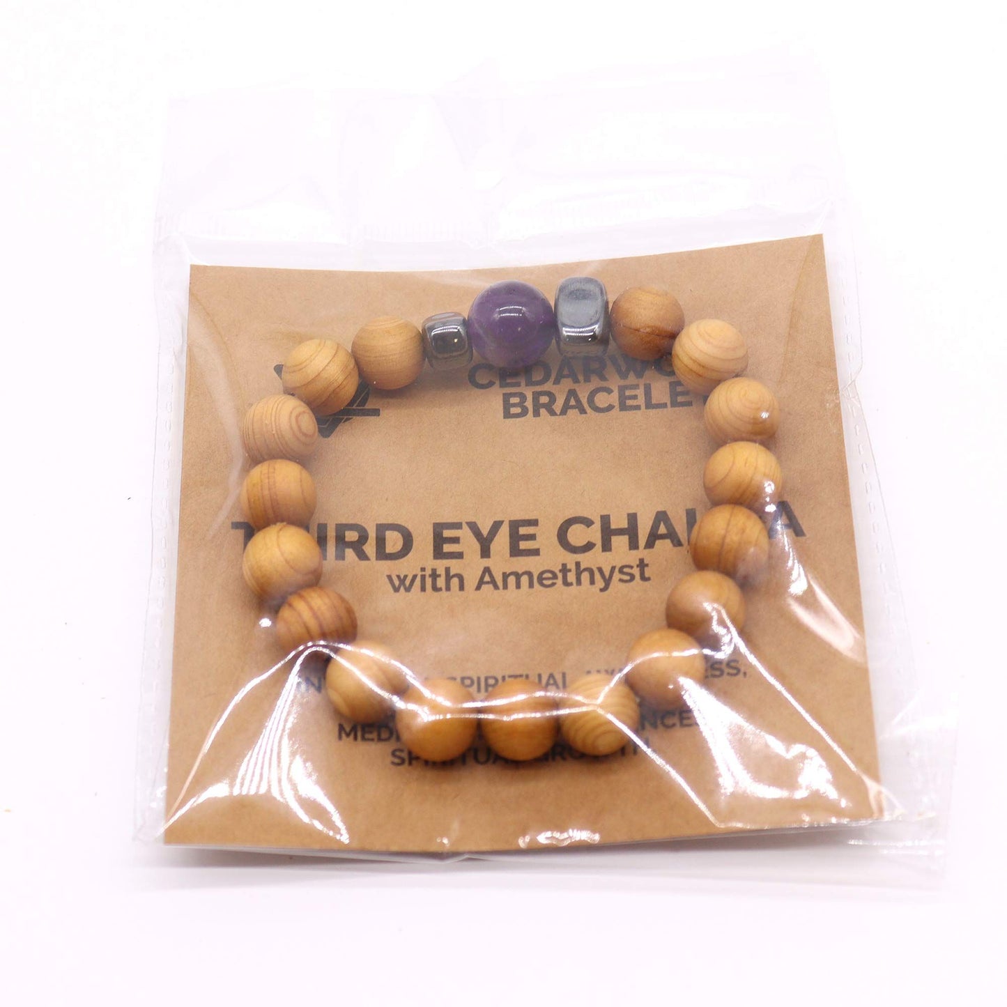 Detailweergave van cederhouten derde oog chakra armband met natuurlijke houten kralen en amethist voor spiritueel inzicht