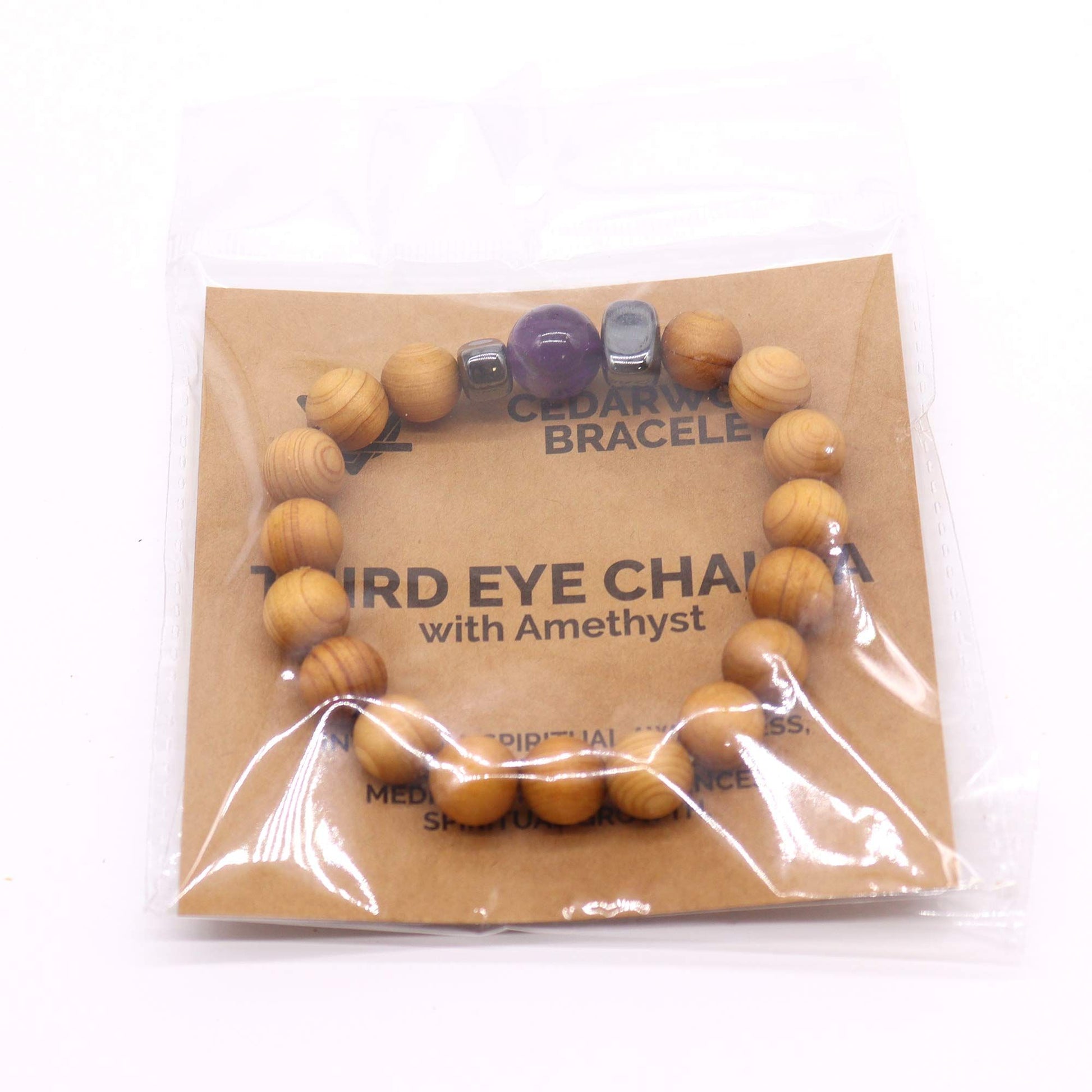 Detailweergave van cederhouten derde oog chakra armband met natuurlijke houten kralen en amethist voor spiritueel inzicht