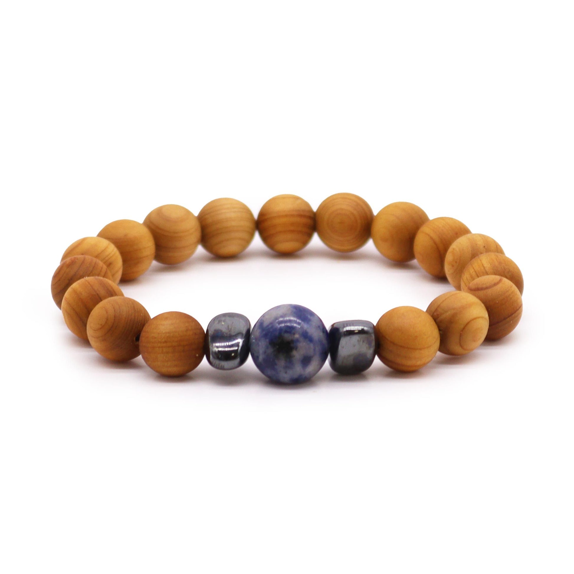 Cederhouten keelchakra-armband met natuurlijke houten kralen en diepblauwe sodalietkristallen op een witte achtergrond, spirituele sieraden voor keelchakra-communicatie en authentieke expressie
