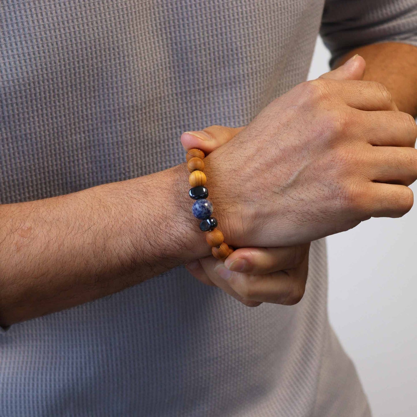Cederhouten keelchakra-armband om de pols, met natuurlijk hout en sodalietkristal
