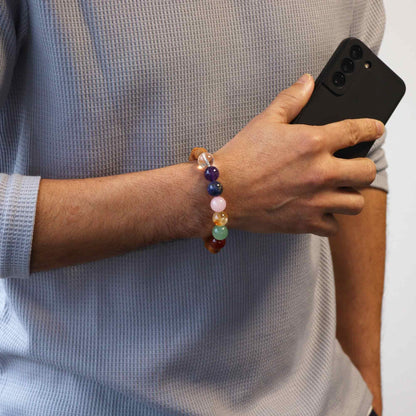 Cederhouten armband met zeven chakra's, gedragen om de pols, met natuurlijk hout en kleurrijke edelsteen kralen
