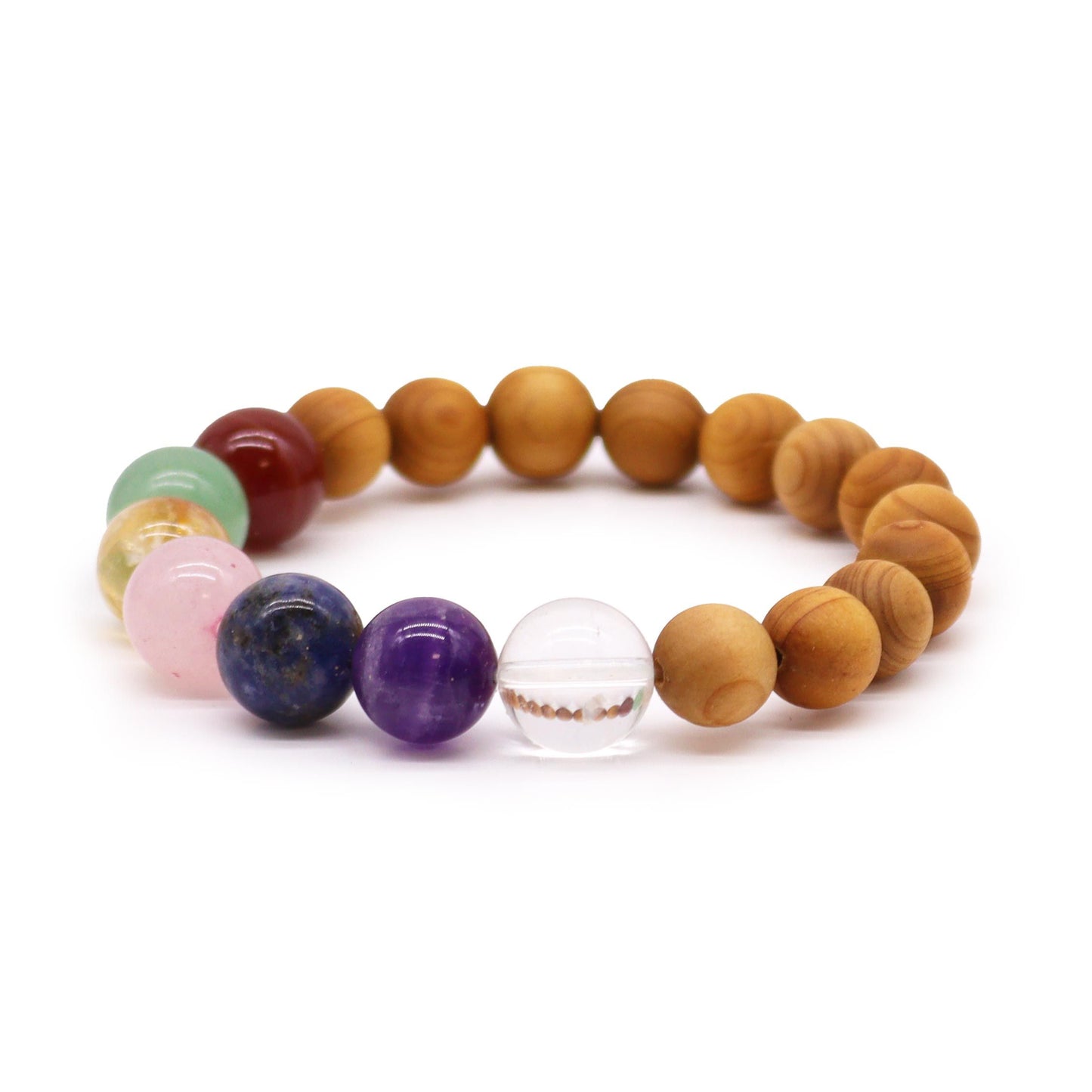 Cederhouten armband met zeven chakra's, natuurlijke houten kralen en kleurrijke chakra-edelstenen op een witte achtergrond, spirituele sieraden voor het evenwicht en de afstemming van alle zeven chakra's.
