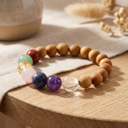 Cederhouten armband met zeven chakra's, natuurlijke houten kralen en kleurrijke chakra-edelstenen, spirituele sieraden voor het evenwicht en de afstemming van alle zeven chakra's.