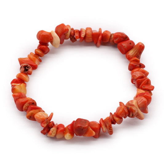 Coralite steen chipstone armband met natuurlijke koraalkleurige kristallen op een witte achtergrond, handgemaakte stretch sieraden voor vreugde en sacrale chakra balans