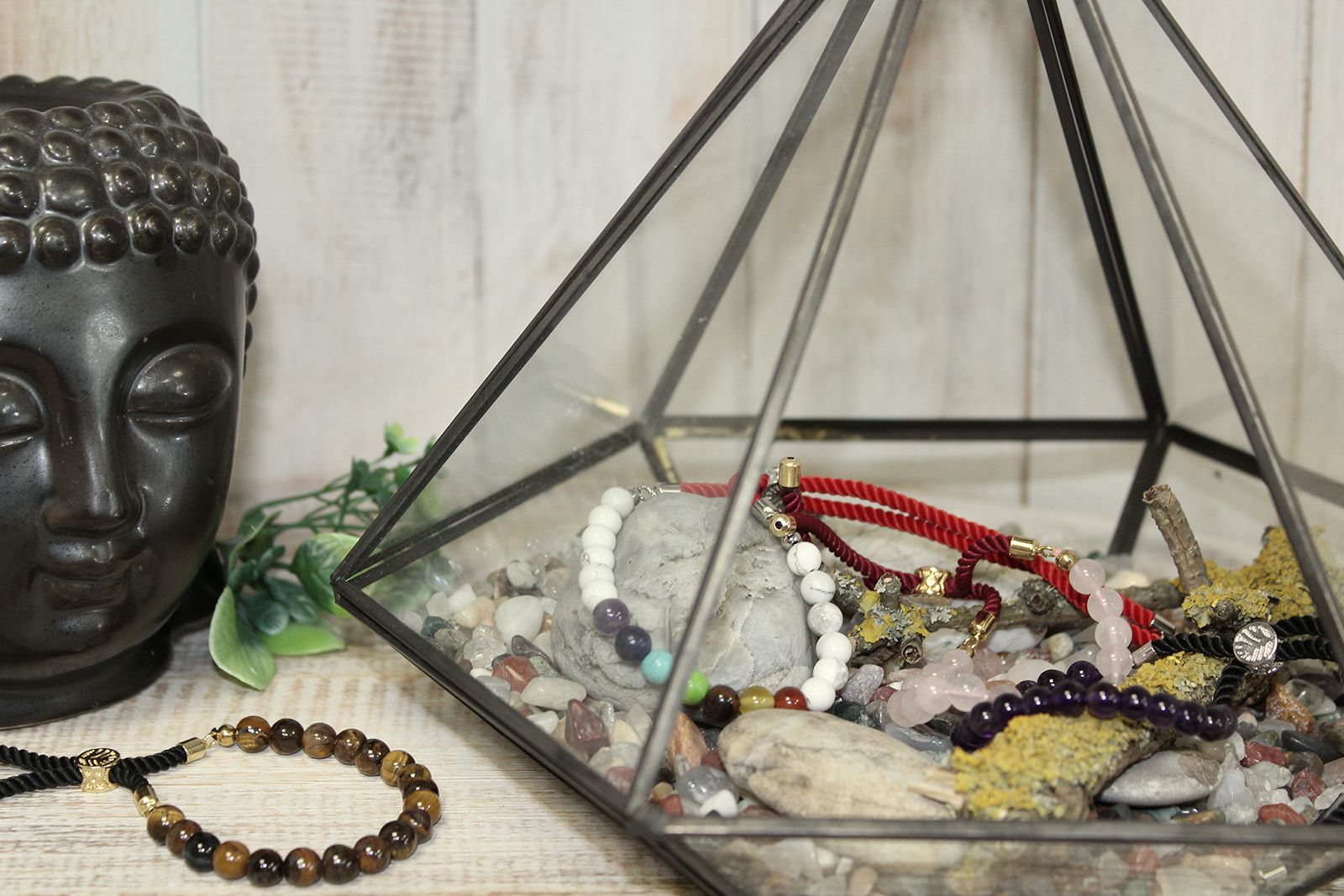 Detailweergave van een verzilverde armband met dalmatiërjaspis en houtskoolkleurige kralen, met unieke gevlekte edelsteenpatronen en een verstelbaar koordontwerp.
