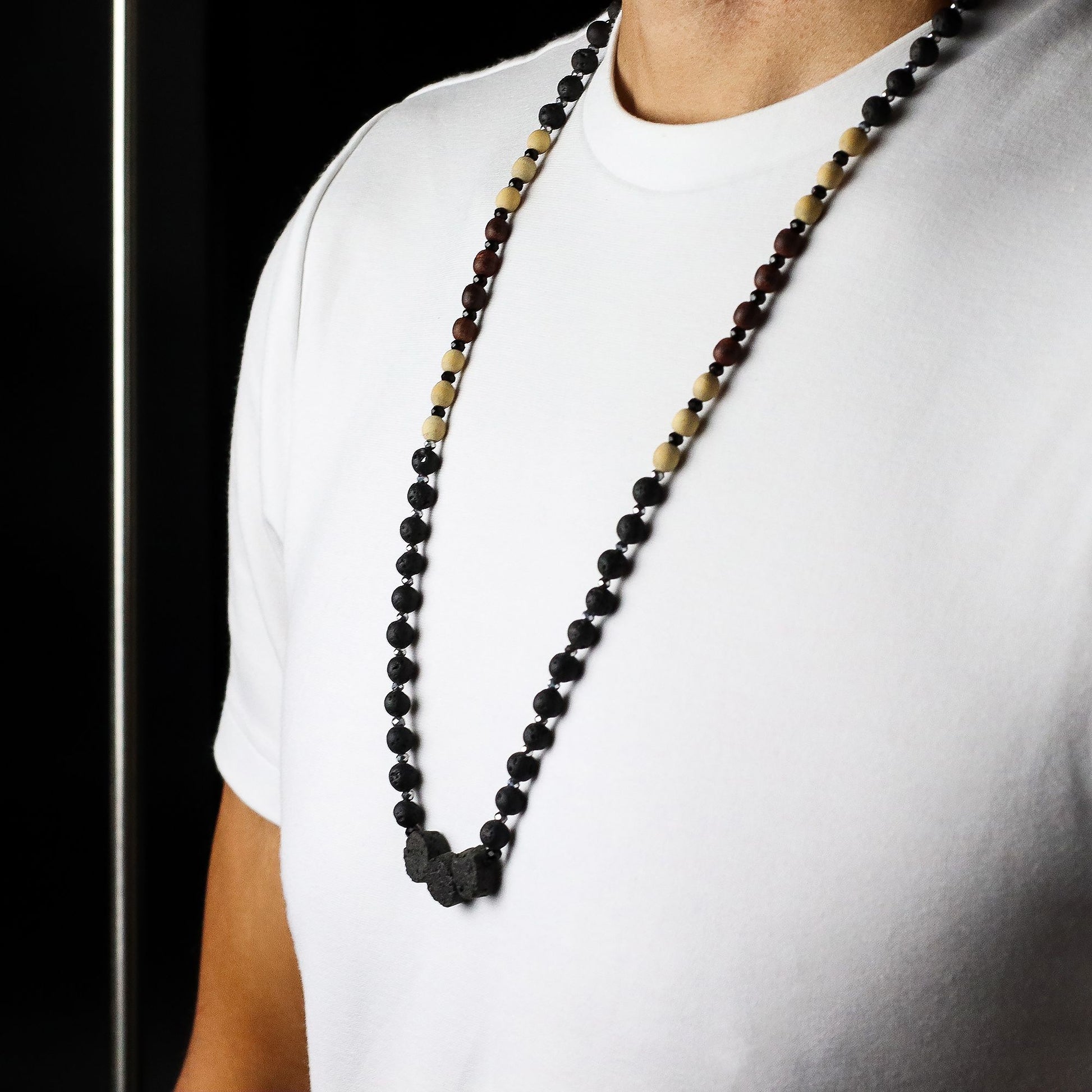 Essence of the Volcano-ketting gedragen met natuurlijke lavasteen die de ruwe aardende energie van de aarde kanaliseren