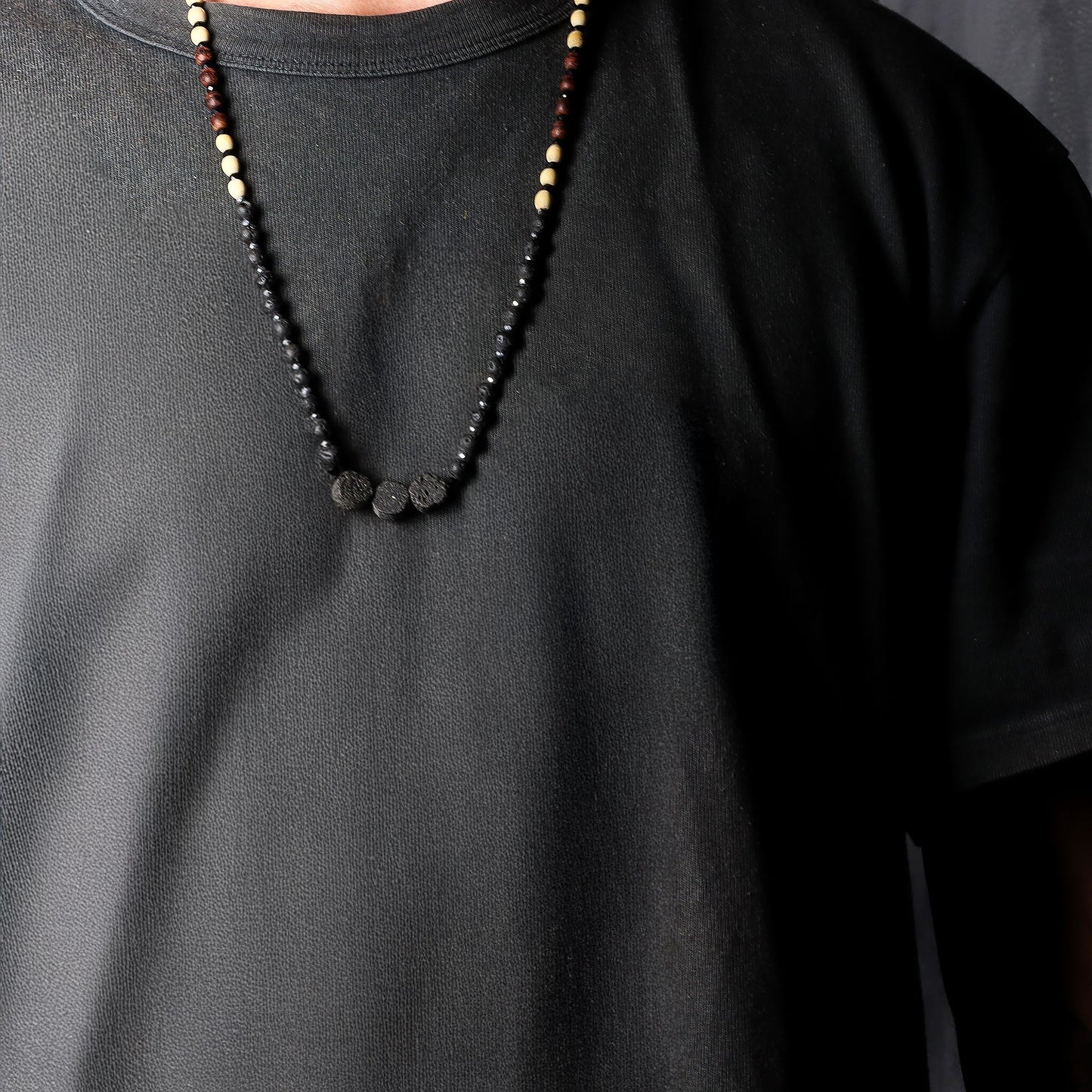 Essence of the Volcano-ketting gedragen met natuurlijke lavasteen die de ruwe aardende energie van de aarde kanaliseren