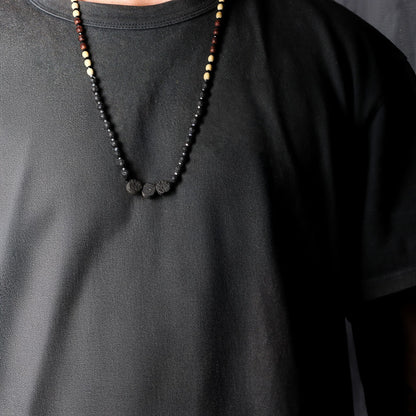 Essence of the Volcano-ketting gedragen met natuurlijke lavasteen die de ruwe aardende energie van de aarde kanaliseren