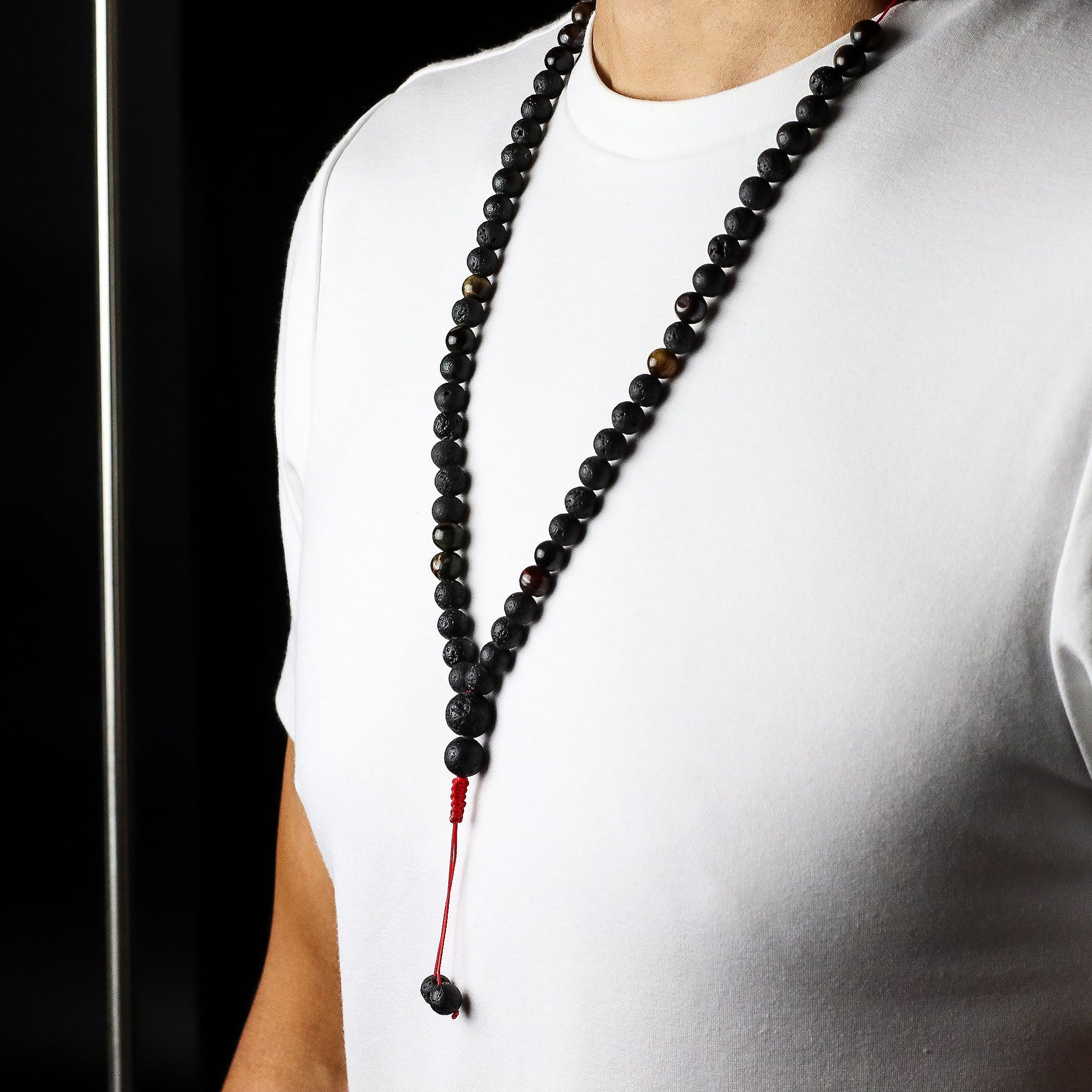 Essence of the Volcano-ketting met lavasteen en een opvallend rood koord dat vurige energie en transformatie symboliseert.
