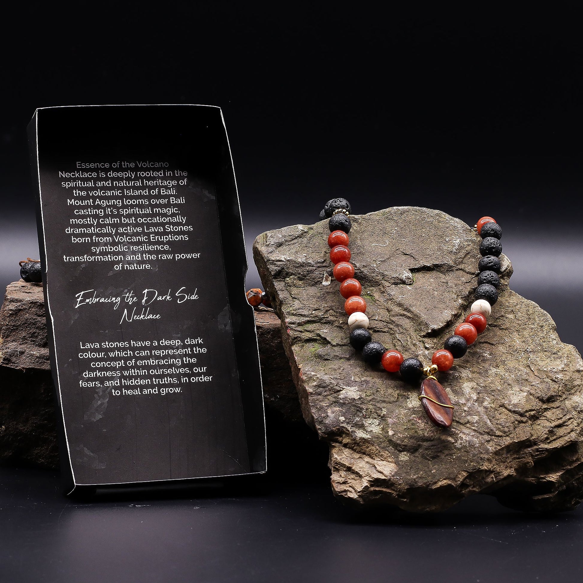 Essence of the Volcano-ketting gedragen met lavasteen die spirituele bescherming en aardende energie biedt
