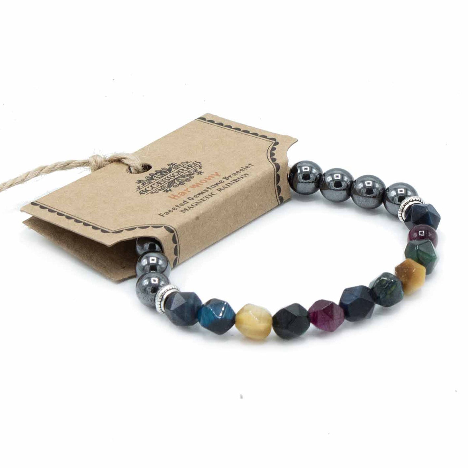 Facettenregenboogchakra-armband met magnetische sluiting en gepolijste veelkleurige edelsteen kralen die de zeven chakra's vertegenwoordigen op een witte achtergrond, handgemaakte sieraden voor energiebalans en chakra-uitlijning.
