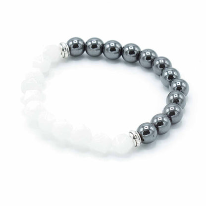 Close-up van een armband van gefacetteerd kwarts met geslepen en gepolijste heldere edelstenen die schitterend licht reflecteren en een magnetische metalen sluiting.