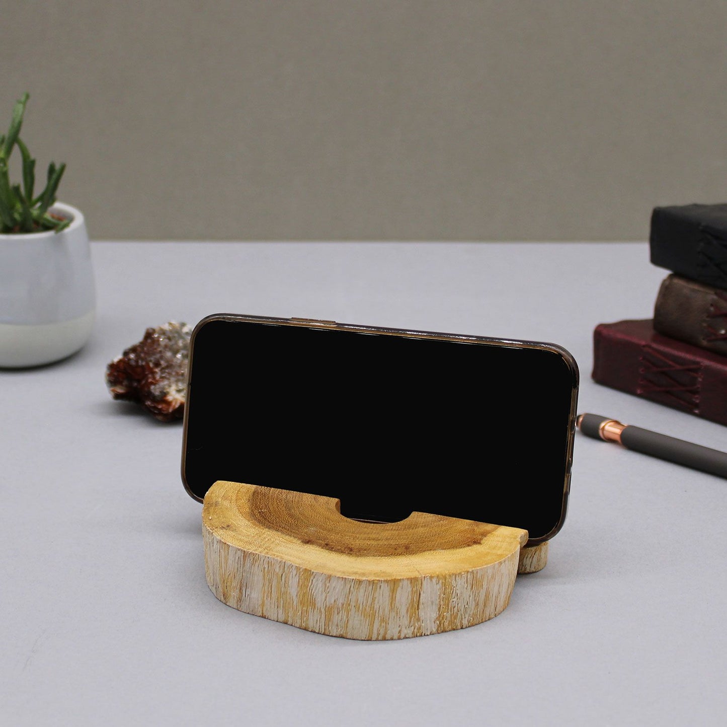 Witgekalkte houten telefoonhouder op bureau, compact bohemien accessoire voor werkruimte aan de kust
