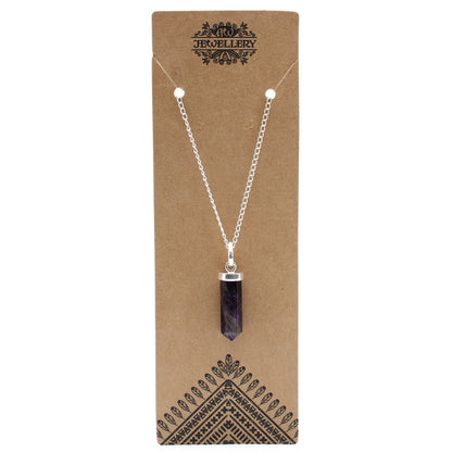 Amethist hanger ketting met een strak puntig ontwerp en een betoverende paarse kleur voor een elegante mystiek uitstraling.

