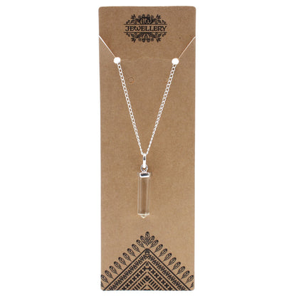 Klassieke puntvormige hanger met detailweergave, waarbij het gepolijste kwartskristal en het verzilverde vakmanschap voor natuurlijke helderheid worden benadrukt.
