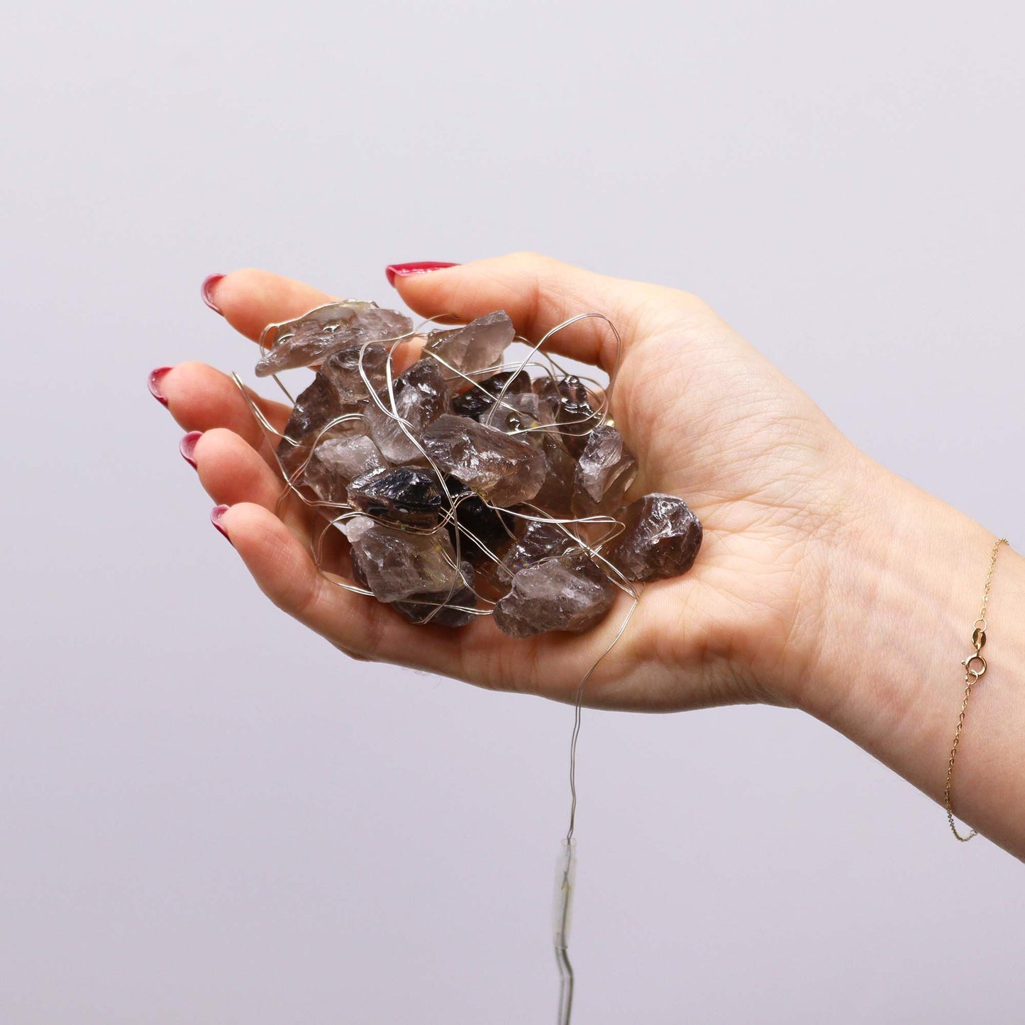 Gedetailleerde weergave van citrien LED-lampjes met natuurlijke gouden kristallen stukjes en een zachte gloed

