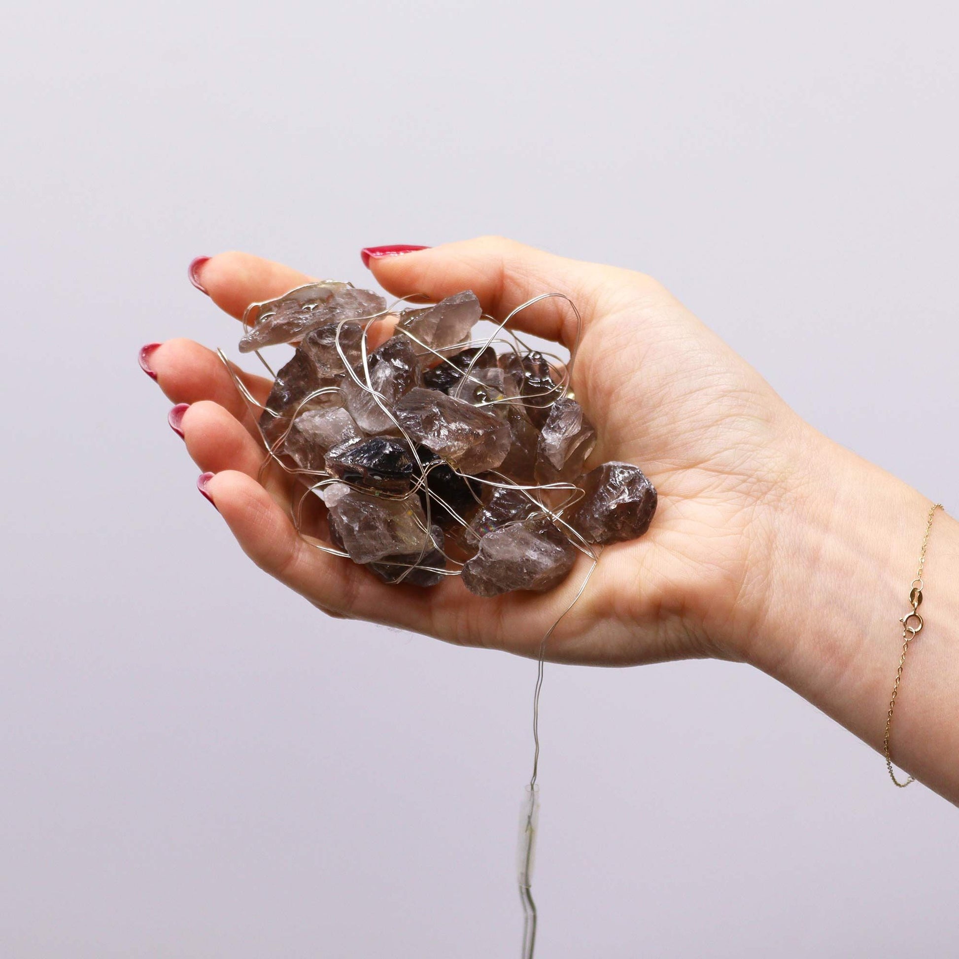 Gedetailleerde weergave van citrien LED-lampjes met natuurlijke gouden kristallen stukjes en een zachte gloed

