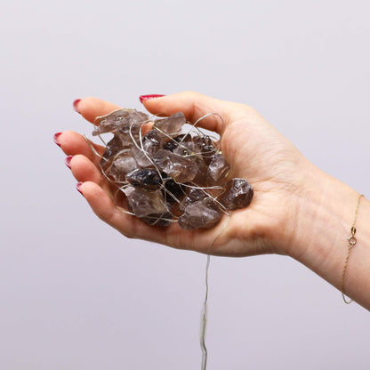 Gedetailleerde weergave van citrien LED-lampjes met natuurlijke gouden kristallen stukjes en een zachte gloed

