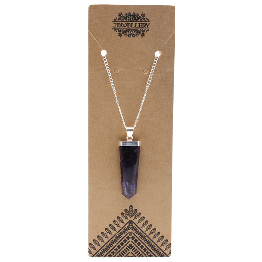 Detailweergave van platte potloodhanger met gepolijst amethistkristal en verzilverd vakmanschap voor spirituele verfijning

