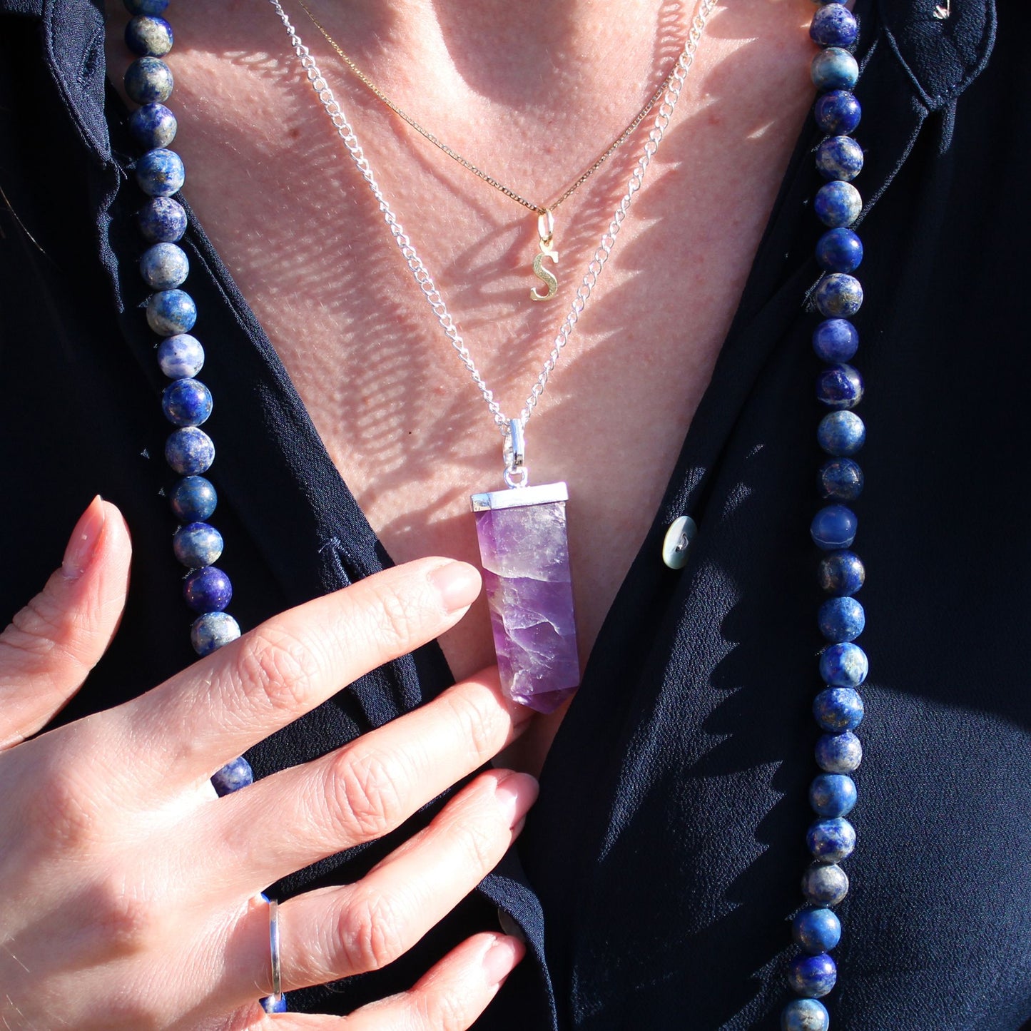 Amethist hanger ketting met een strak, plat potloodontwerp en een betoverende paarse kleur voor een verfijnde mystiek.
