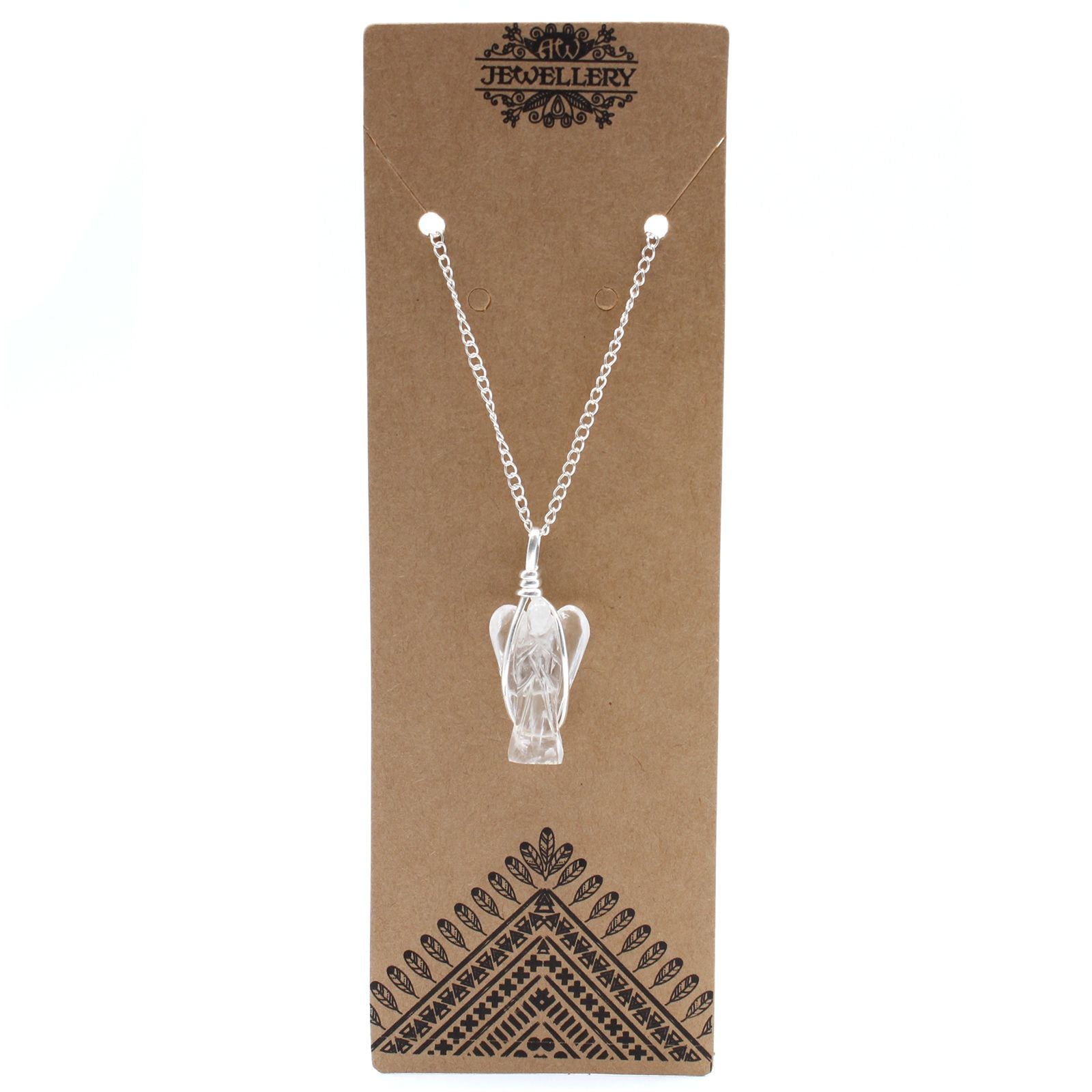 Close-up van gepolijste kwarts edelsteen in de vorm van een beschermengel, die helderheid en zuiverheid uitstraalt en symbool staat voor goddelijke bescherming.

