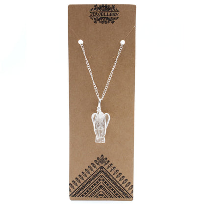 Close-up van gepolijste kwarts edelsteen in de vorm van een beschermengel, die helderheid en zuiverheid uitstraalt en symbool staat voor goddelijke bescherming.

