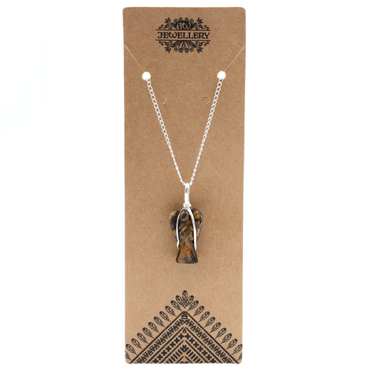 Close-up van gepolijste tijgeroog edelsteen in de vorm van een beschermengel met goudbruine tinten die kracht en bescherming symboliseren.
