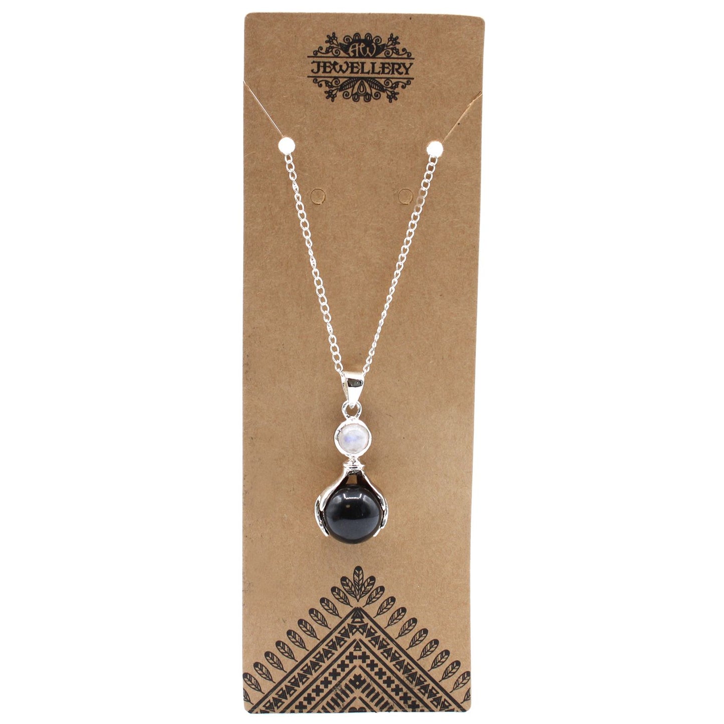 Close-up van een gepolijste zwarte agaatbol, vastgehouden door helende handen. Het ontwerp toont een diepzwarte kleur die bescherming en aarding symboliseert.
