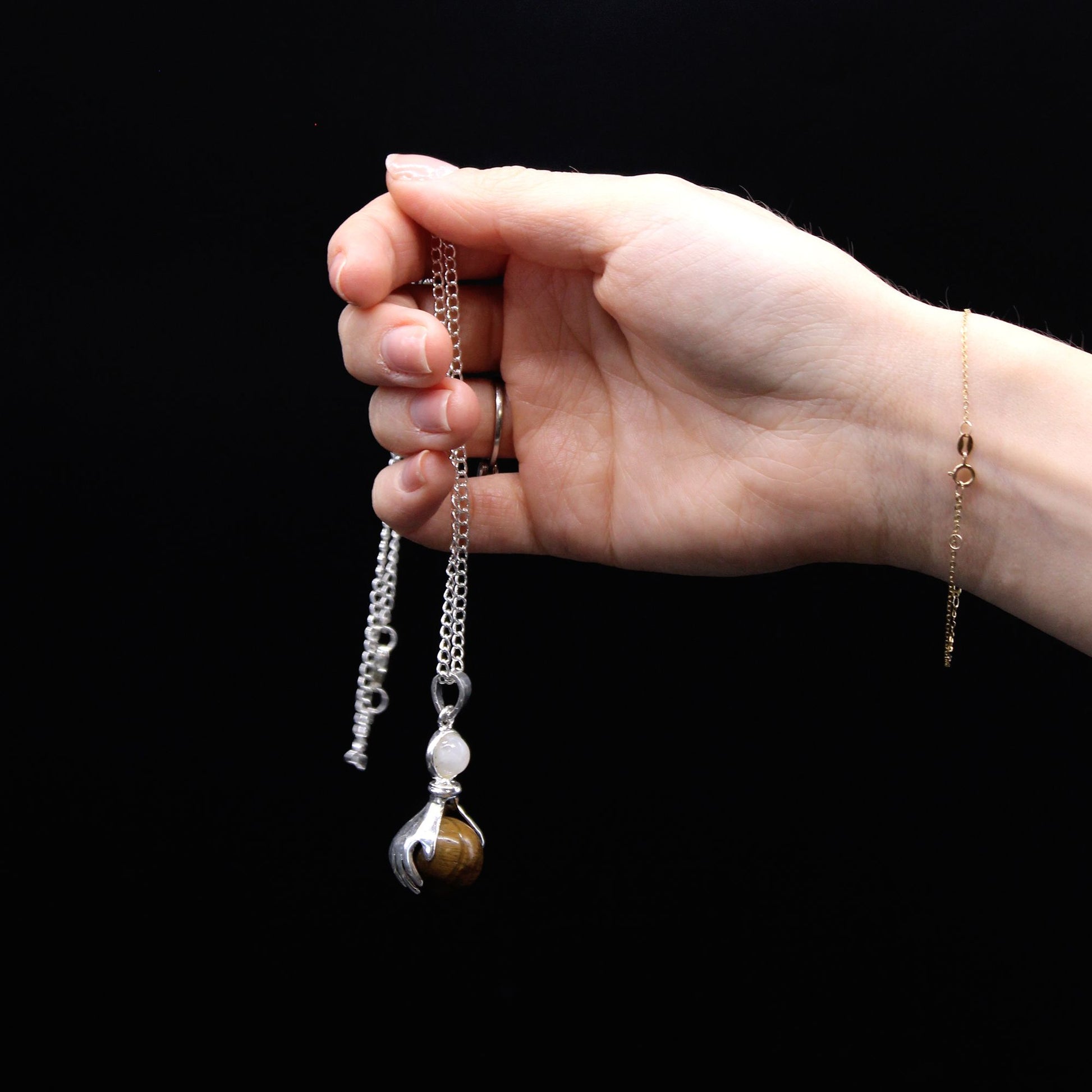 Tijgeroog helende handen hanger ketting gedragen met bolvormig ontwerp en krachtige elegantie voor betekenisvolle symboliek

