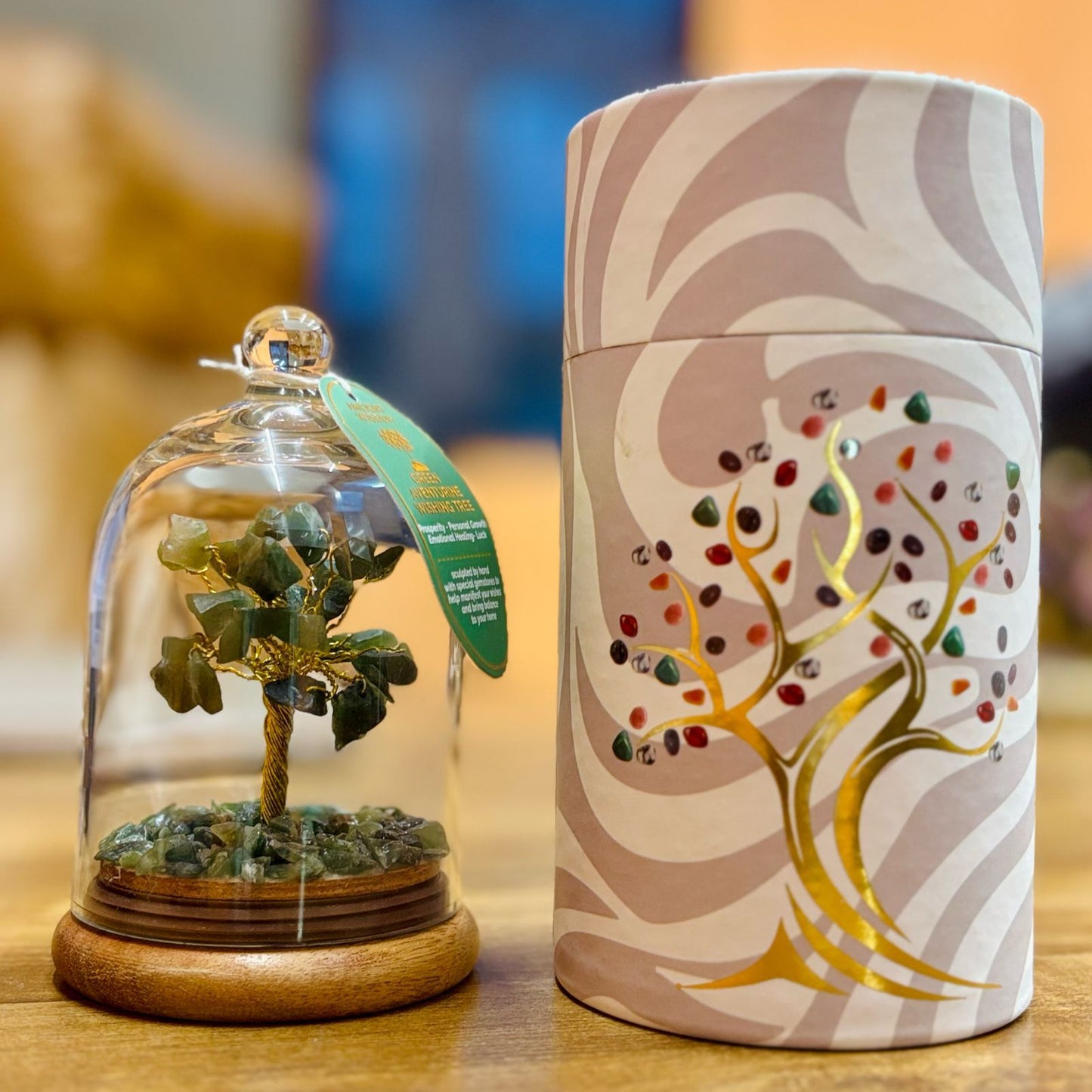 Groene aventurijn edelsteenboom met 30 stukjes onder glazen stolp op houten voetstuk