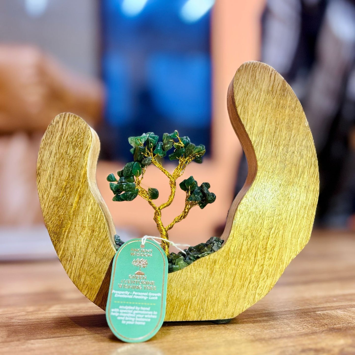 Groene aventurijn edelsteenboom met 60 sprankelende groene kristallen chips op een duurzame mangohouten ringbasis
