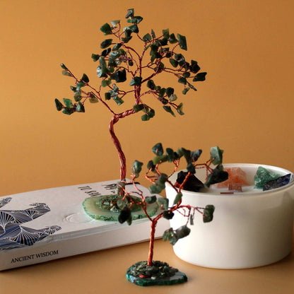 Zijaanzicht van kleine groene aventurijn wensboom met verstelbare takken en unieke groene agaatpatronen aan de voet, compact decoratiestuk voor welvaart