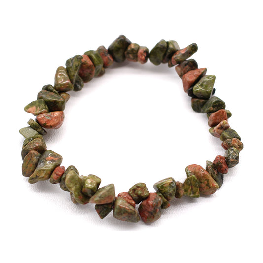 Groene jaspis chipstone armband met natuurlijke aardse groene kristallen op een witte achtergrond, handgemaakte stretch sieraden voor genezing en balans van het hartchakra.