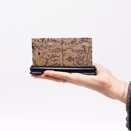 Gedetailleerde weergave van Guohua-landschapssteen met natuurlijke ijzeroxide- en mangaanformaties die berglandschappen creëren
