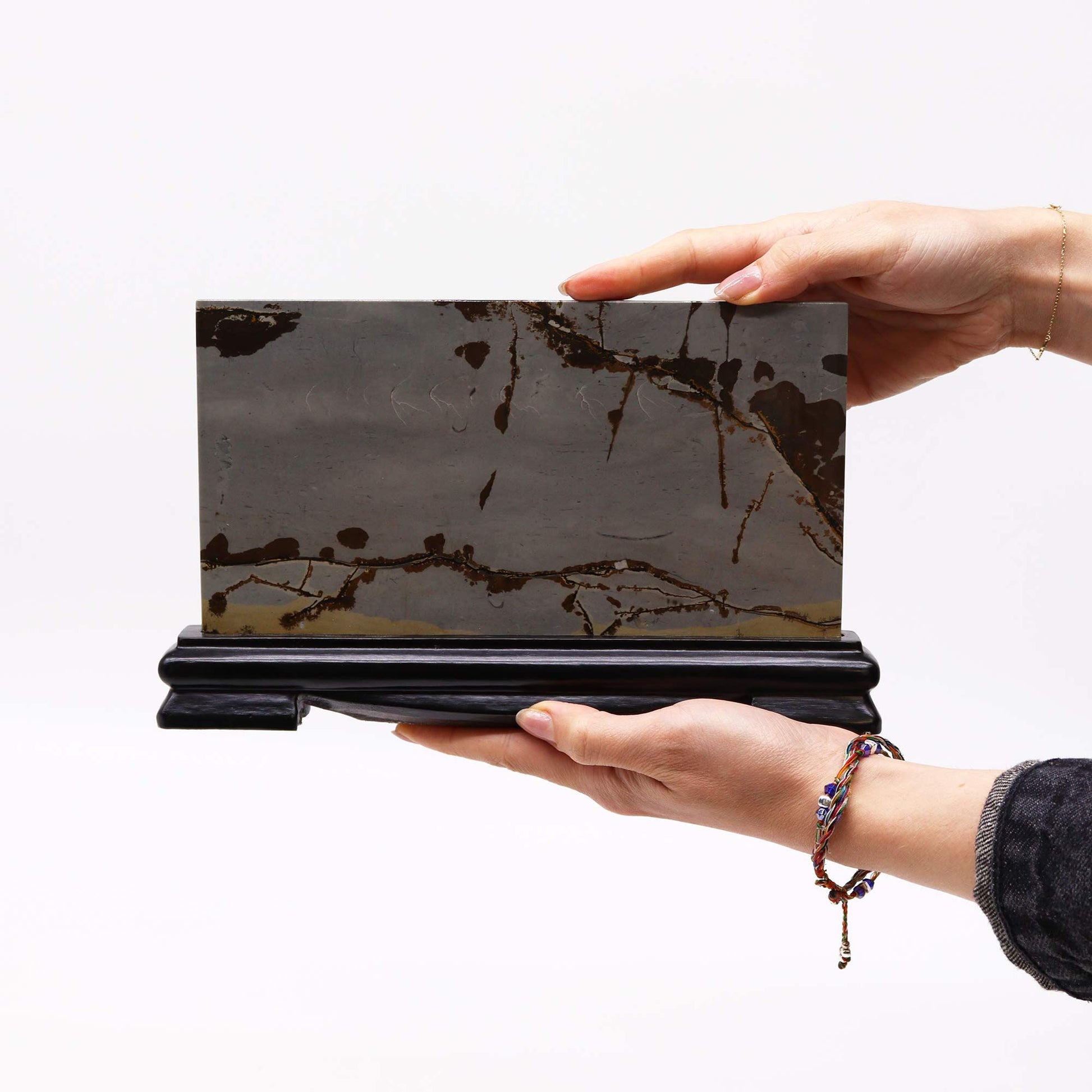 Gedetailleerde weergave van grote Guohua-landschapssteen met natuurlijke formaties die uitgestrekte landschappelijke patronen creëren

