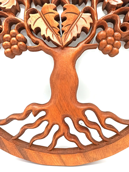 Close-up van gedetailleerde, met de hand gesneden druiventrossen op een houten paneel met de Tree of Life
