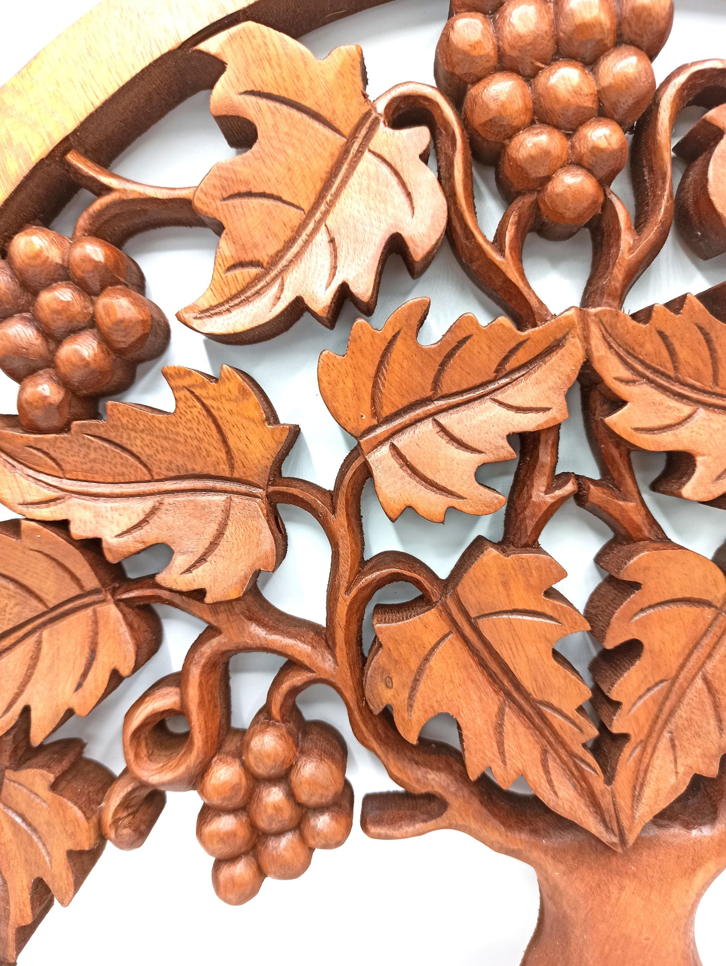 Detail van handgesneden Levensboom met overvloedige druiven, Indonesisch ambachtelijk Suar-houten paneel
