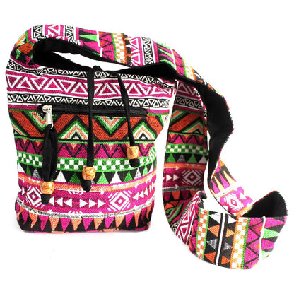 Handgeweven Nepalese jacquard sling bag in levendig roze met traditioneel etnisch patroon en crossbody riem