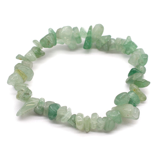 Jade chipstone armband met natuurlijke lichtgevende groene kristallen op een witte achtergrond, handgemaakte stretch sieraden voor welvaart en balans in het hartchakra.
