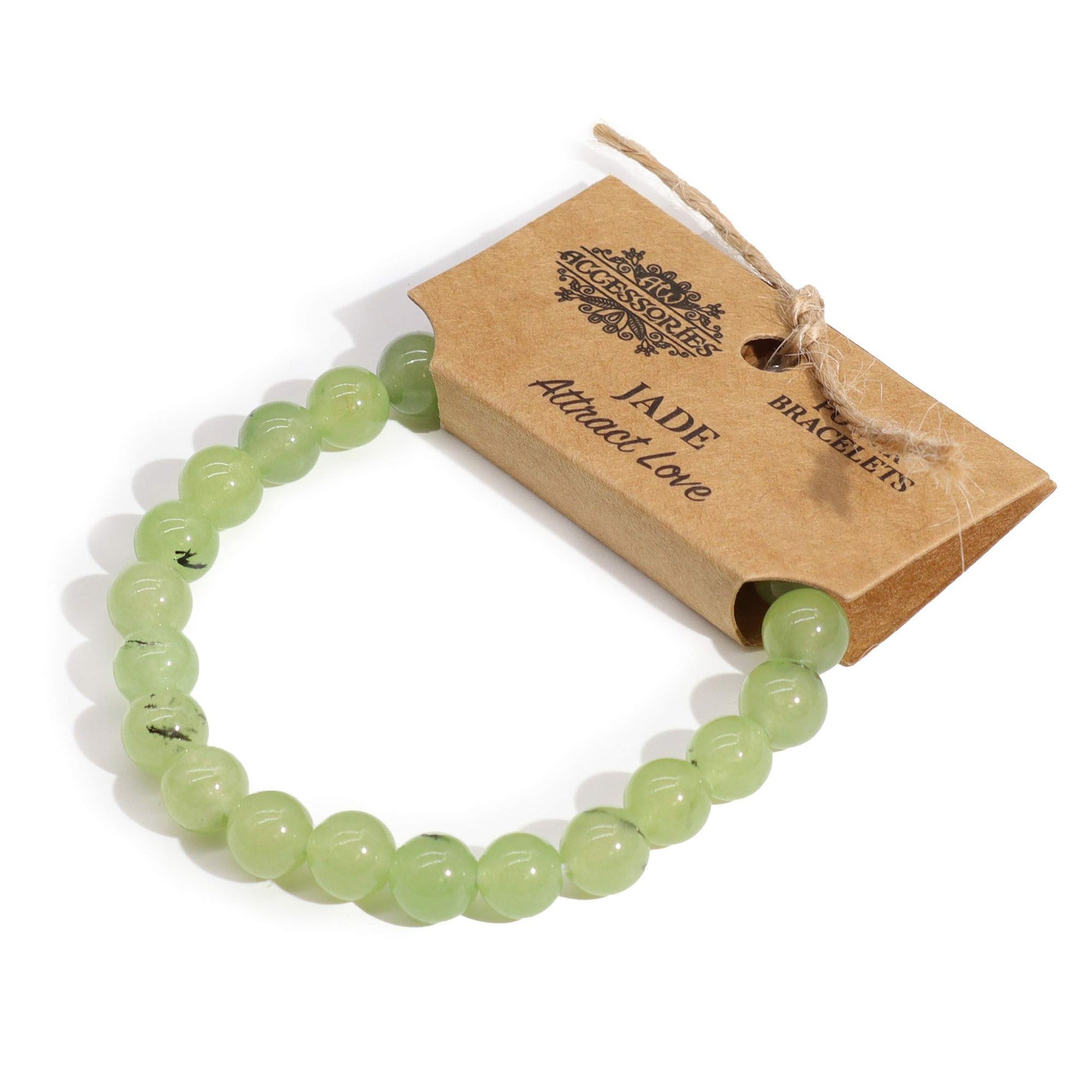 Close-up van jade power armband met gepolijste 8 mm edelsteen kralen in zachte groene tinten met sterke elastische band
