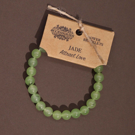 Jade power armband met houten geschenkkaartje met merknaam, natuurlijke groene edelstenen en comfortabele elastische pasvorm
