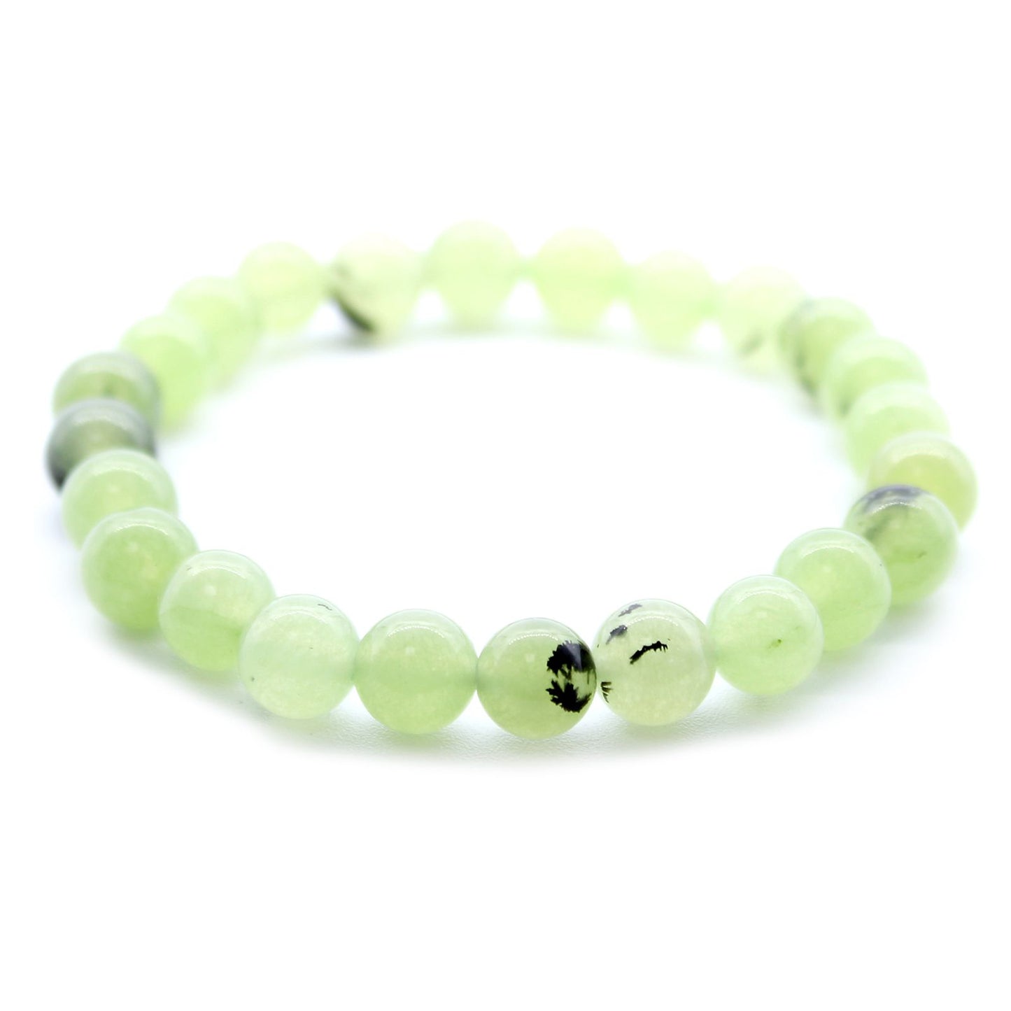 Jade power armband met natuurlijke serene groene edelstenen op een witte achtergrond met houten cadeaulabel, elastische healing sieraden voor harmonie en welvaart van het hartchakra
