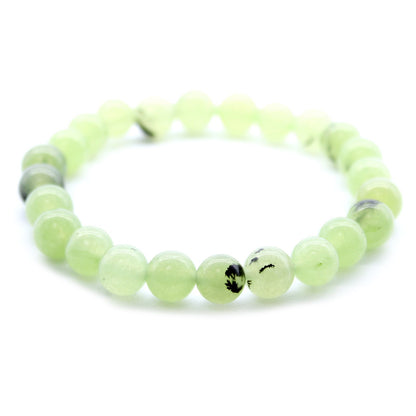 Jade power armband met natuurlijke serene groene edelstenen op een witte achtergrond met houten cadeaulabel, elastische healing sieraden voor harmonie en welvaart van het hartchakra
