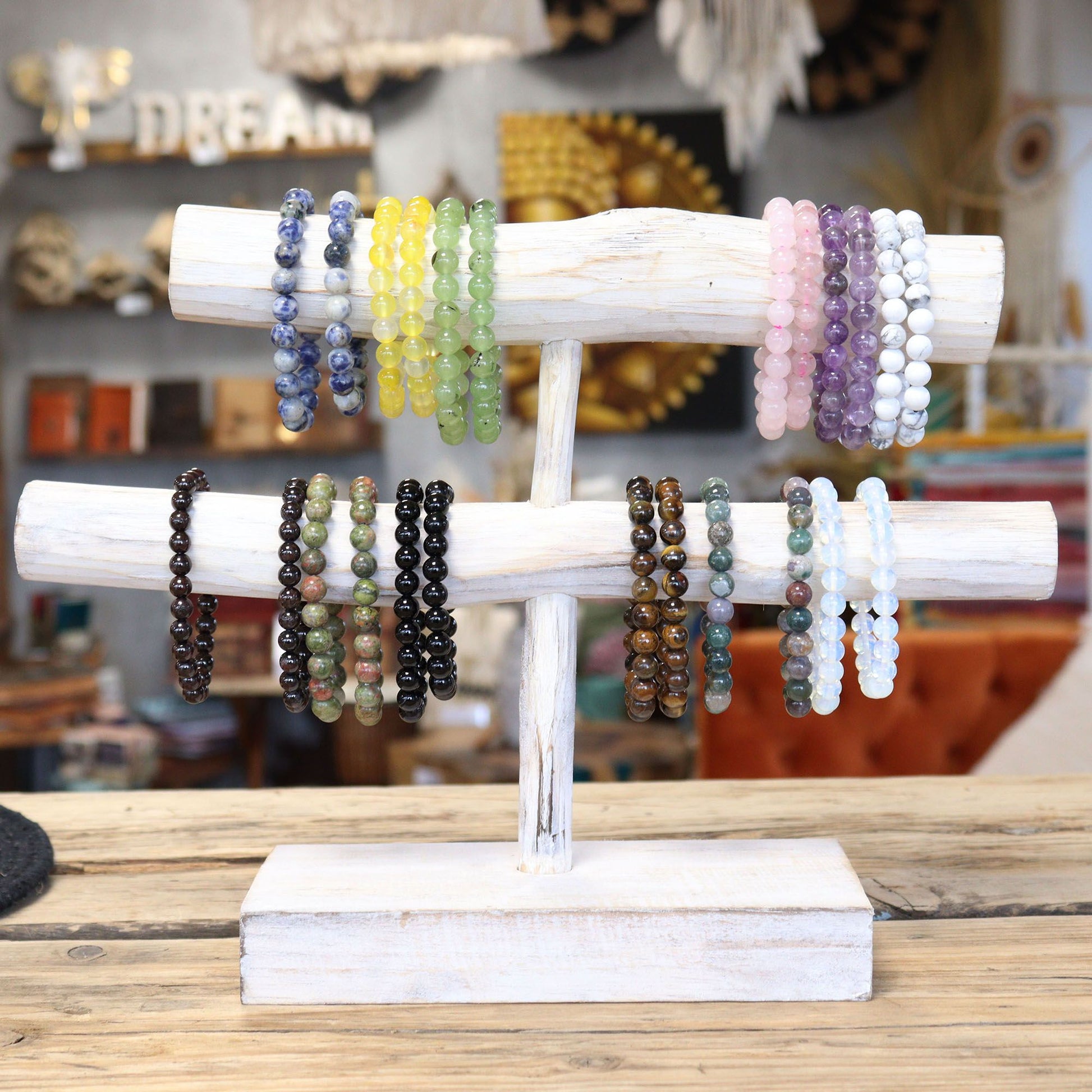 Jade power armband om de hand, die de draagbaarheid en serene groene steenkleuren laat zien.
