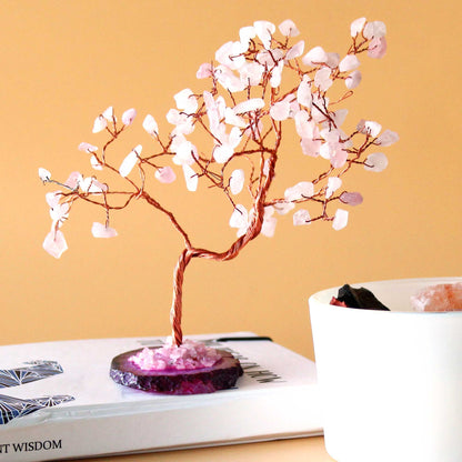 Handgemaakte grote rozenkwarts wensboom met 100 roze kristallen stukjes op flexibele draadtakken en roze agaatvoet, middelgrote spirituele decoratie uit India die staat voor onvoorwaardelijke liefde en mededogen.