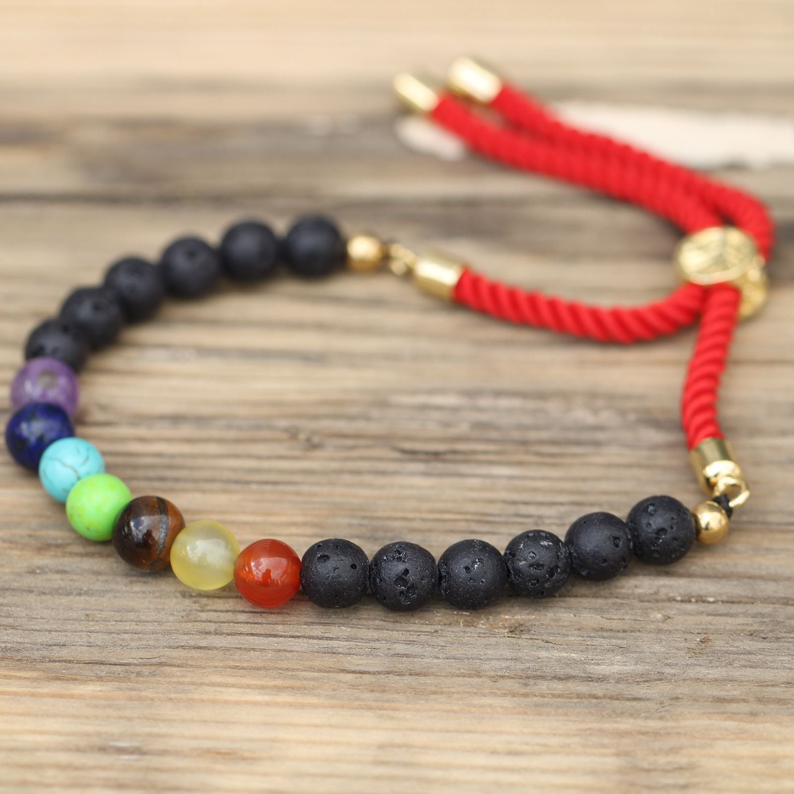 Lava stone chakra vergulde koninklijke stringarmband met verstelbaar rood koord met gouden sluiting en natuurlijke edelstenen
