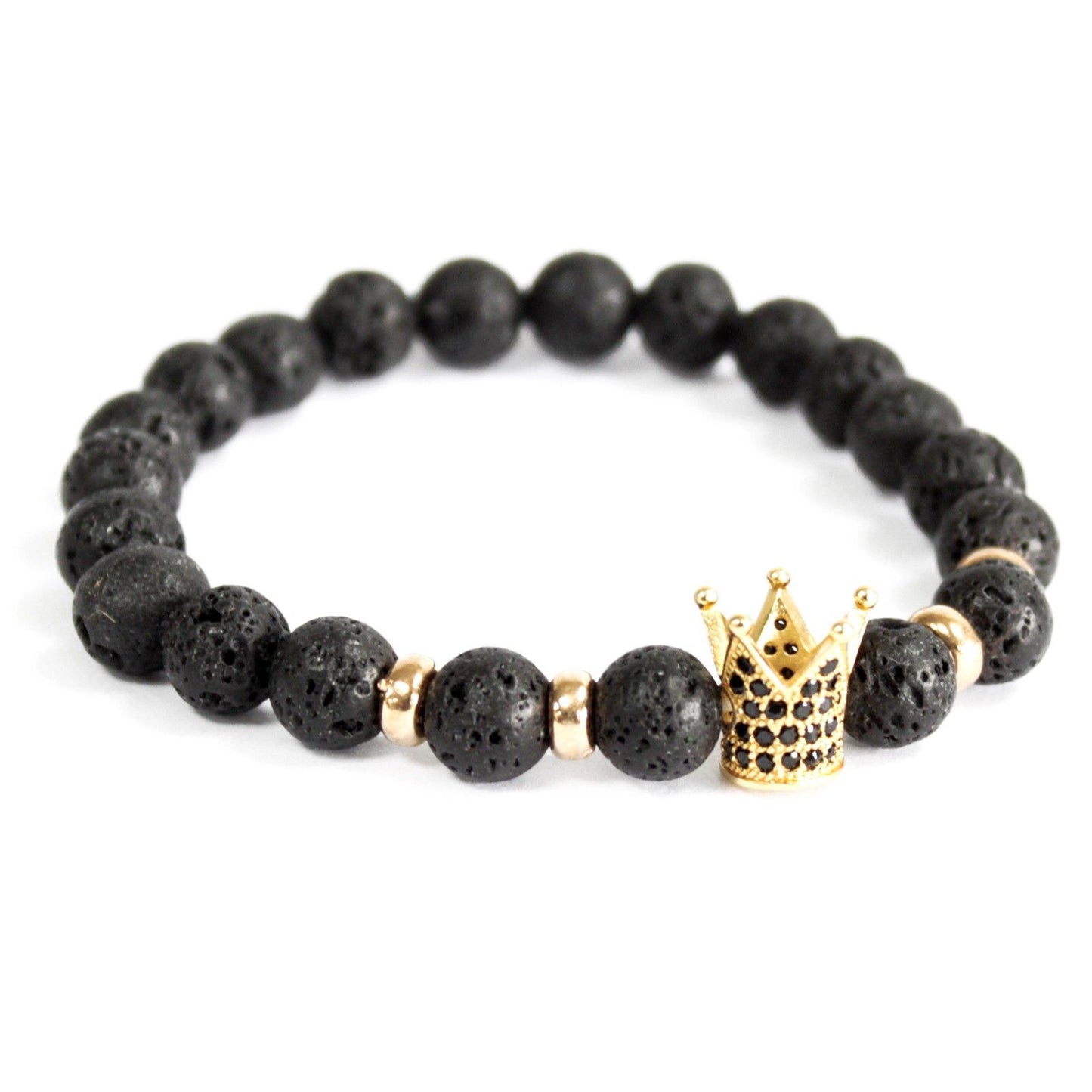 Lava stone gouden kroon armband met natuurlijke zwarte vulkanische kralen en gouden kroon bedeltje op witte achtergrond, elastische bohemian sieraden voor gronding en transformatie van het wortelchakra.
