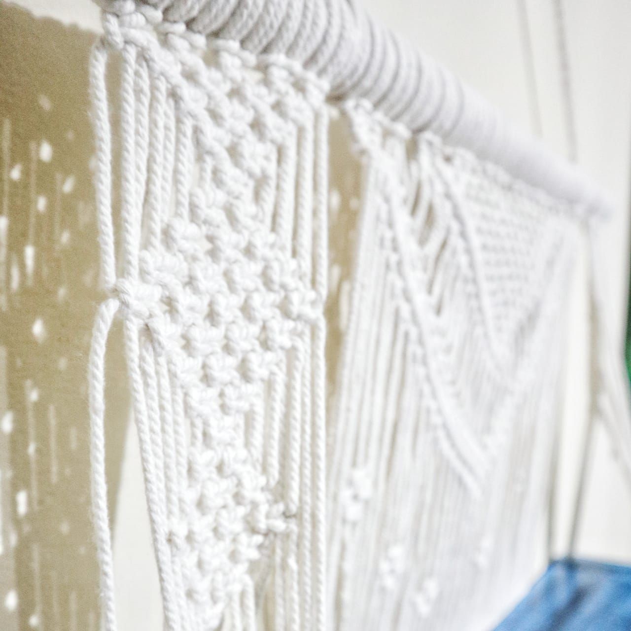 Zijaanzicht van een macramé-plank met drie lagen, waarbij de diepte en de natuurlijke blauwe kleurencombinatie goed te zien zijn.
