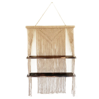 Macramé hangplank gestyled met planten en decoraties, natuurlijk bruin bohemien interieur
