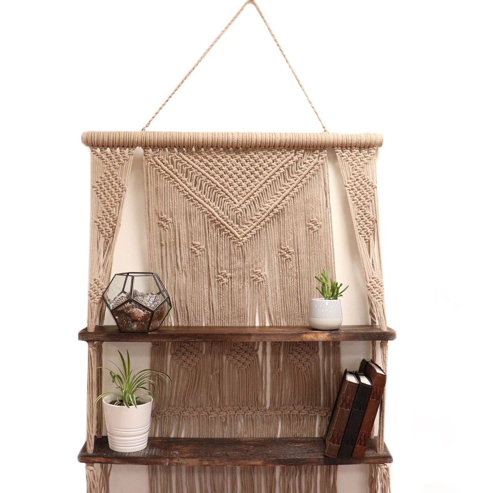 Bohemian macramé hangplank in bruin met woonaccessoires en planten
